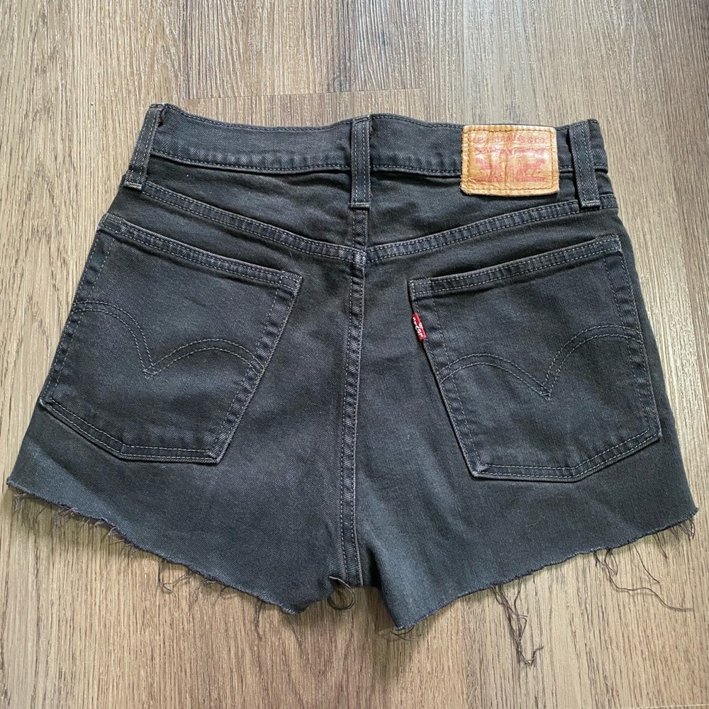 Levi’s cut off shorts, size 26

The top of the shorts curves over a bit